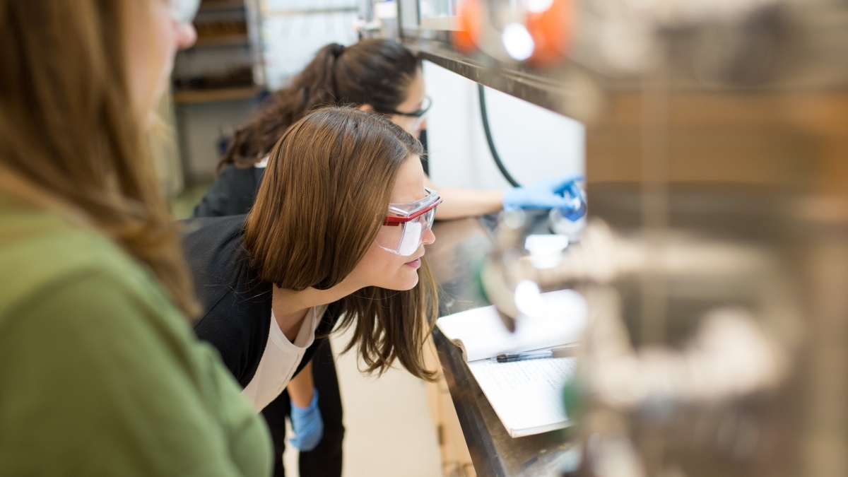 Students looking at chemistry experiement