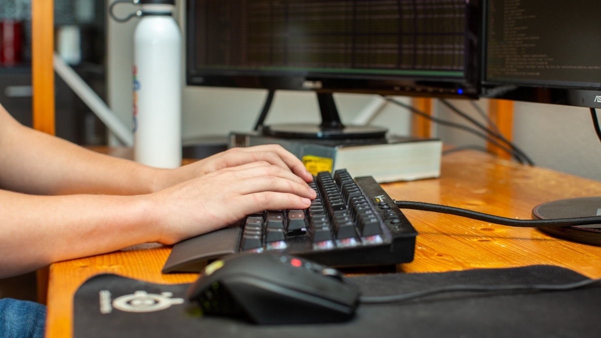 Students hands at a keyboard.
